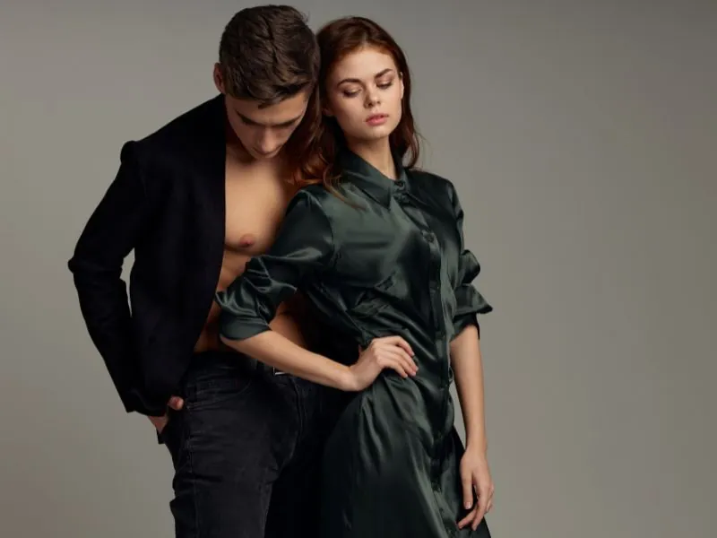 Casal em produção de moda posando em estúdio